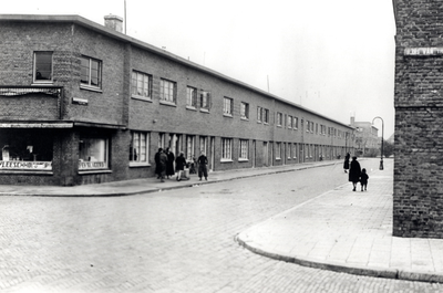 86021 Gezicht in de Nicolaes Ruychaverstraat te Utrecht, vanuit de Blois van Treslongstraat, uit het zuidoosten; links ...